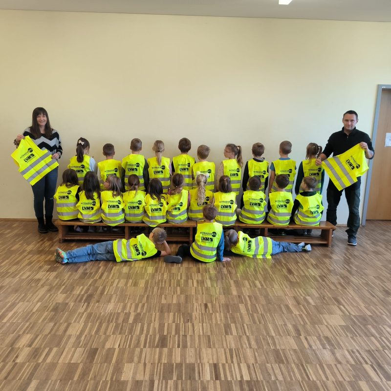Kinder mit Warnwesten
